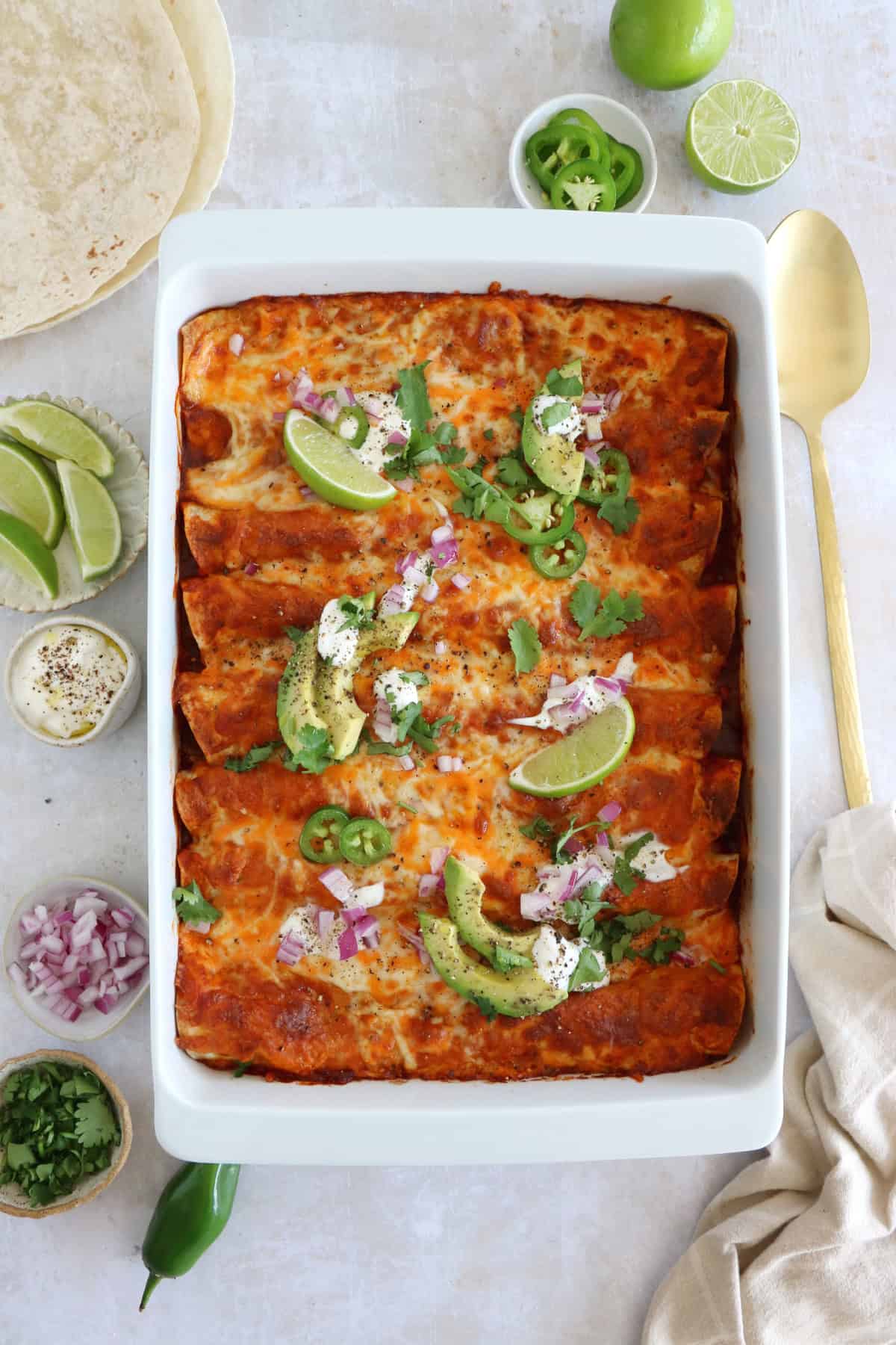 Hands up for this easy vegetarian enchiladas with black beans, that is loaded with Mexican flavors, very satisfying and ready in no time. A family favorite.