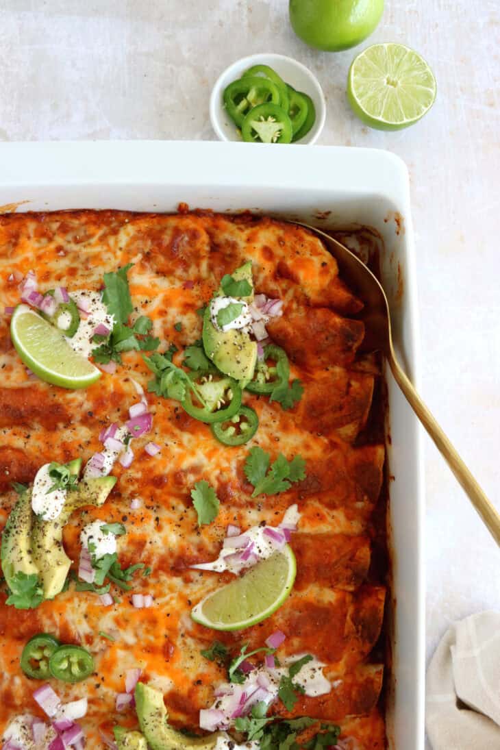 Hands up for this easy vegetarian enchiladas with black beans, that is loaded with Mexican flavors, very satisfying and ready in no time. A family favorite.