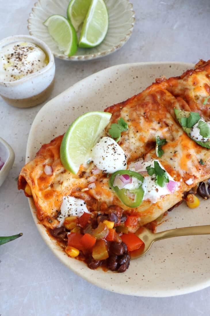 Hands up for this easy vegetarian enchiladas with black beans, that is loaded with Mexican flavors, very satisfying and ready in no time. A family favorite.