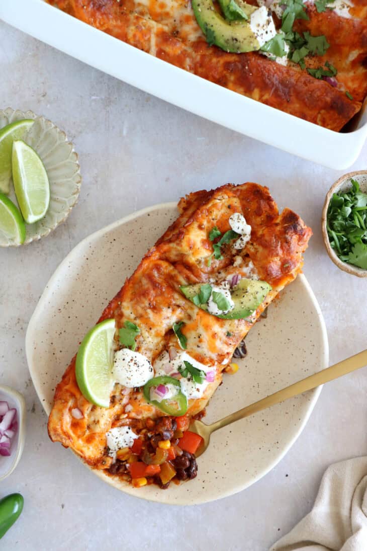 Hands up for this easy vegetarian enchiladas with black beans, that is loaded with Mexican flavors, very satisfying and ready in no time. A family favorite.