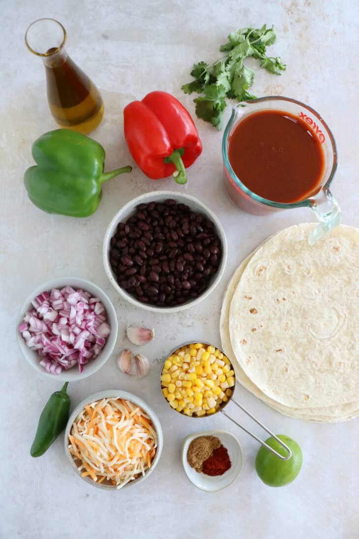 Hands up for this easy vegetarian enchiladas with black beans, that is loaded with Mexican flavors, very satisfying and ready in no time. A family favorite.