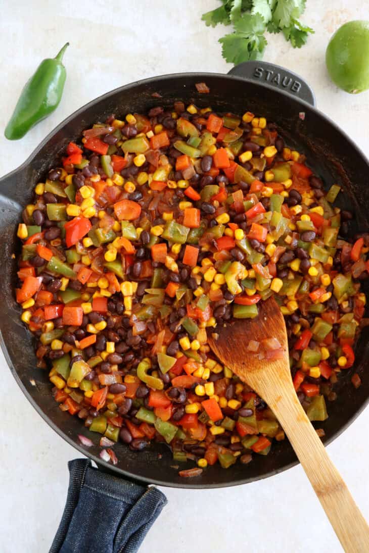 Hands up for this easy vegetarian enchiladas with black beans, that is loaded with Mexican flavors, very satisfying and ready in no time. A family favorite.