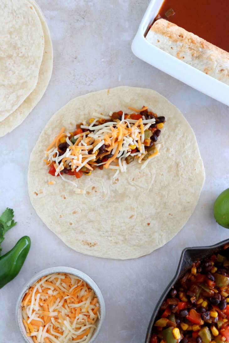 Hands up for this easy vegetarian enchiladas with black beans, that is loaded with Mexican flavors, very satisfying and ready in no time. A family favorite.