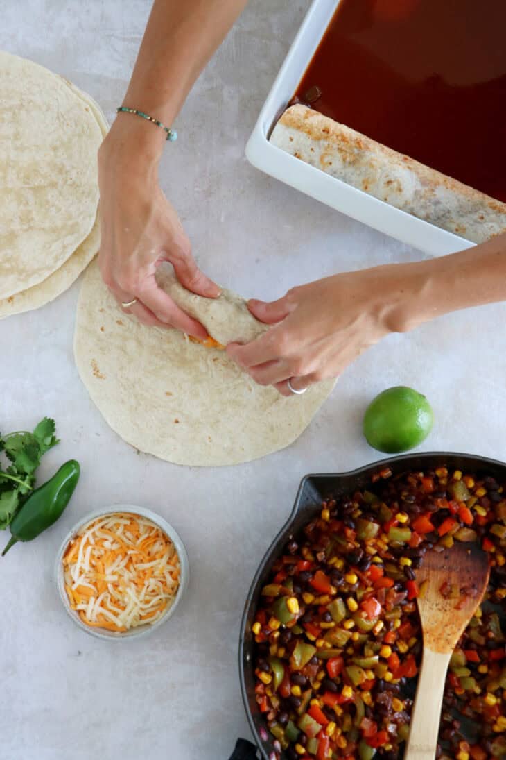 Hands up for this easy vegetarian enchiladas with black beans, that is loaded with Mexican flavors, very satisfying and ready in no time. A family favorite.