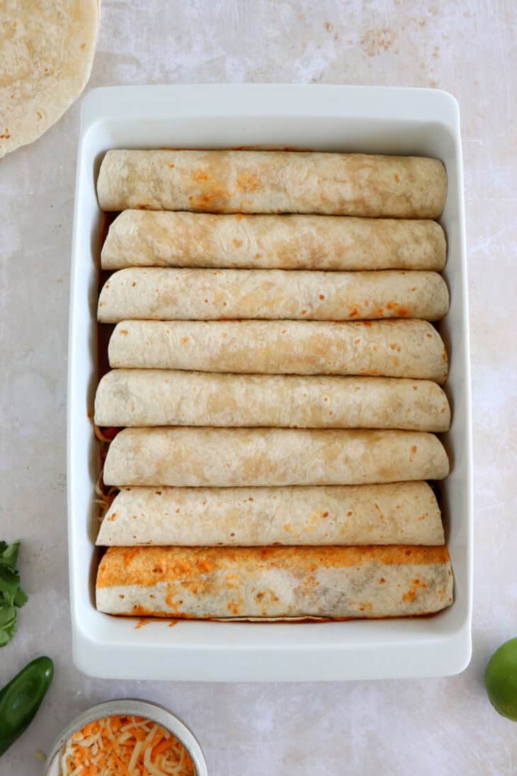 Hands up for this easy vegetarian enchiladas with black beans, that is loaded with Mexican flavors, very satisfying and ready in no time. A family favorite.