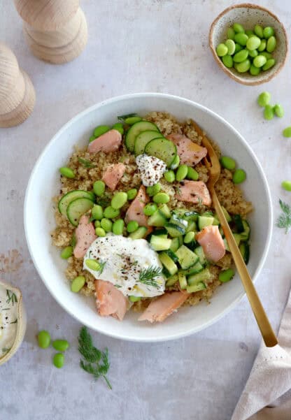 Délicieuse salade de saumon, quinoa et edamame, servie avec un dip de feta à l'aneth. Saine, nutritive et sans gluten.