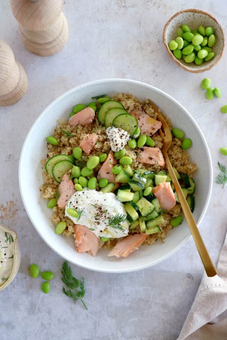 Délicieuse salade de saumon, quinoa et edamame, servie avec un dip de feta à l'aneth. Saine, nutritive et sans gluten.