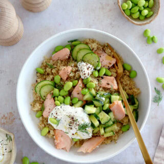 Délicieuse salade de saumon, quinoa et edamame, servie avec un dip de feta à l'aneth. Saine, nutritive et sans gluten.