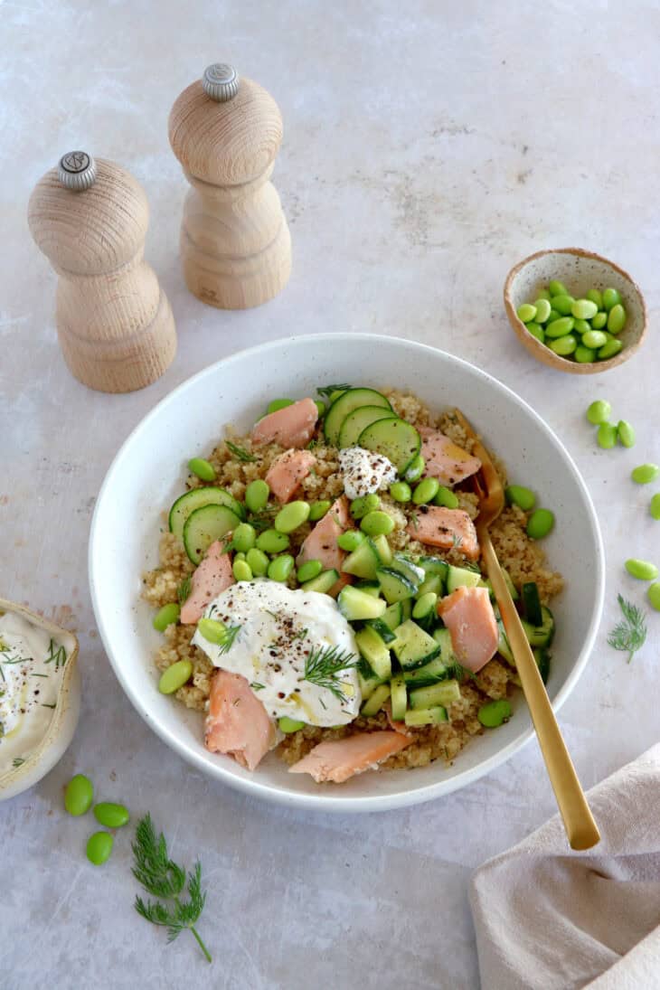 Délicieuse salade de saumon, quinoa et edamame, servie avec un dip de feta à l'aneth. Saine, nutritive et sans gluten.