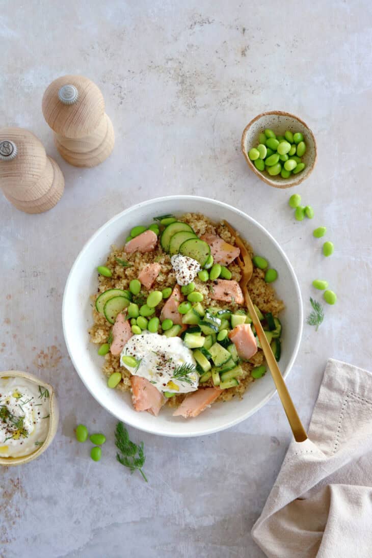 Délicieuse salade tiède de saumon, quinoa et edamame, servie avec un dip de feta à l'aneth. Saine, nutritive et sans gluten.