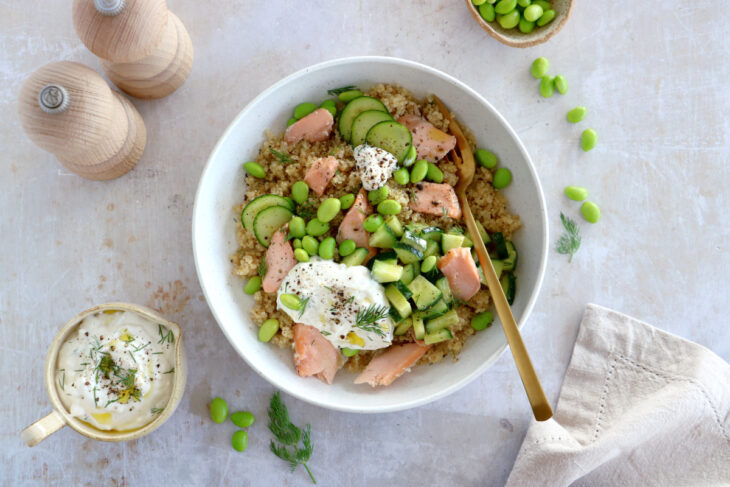 Délicieuse salade de saumon, quinoa et edamame, servie avec un dip de feta à l'aneth. Saine, nutritive et sans gluten.