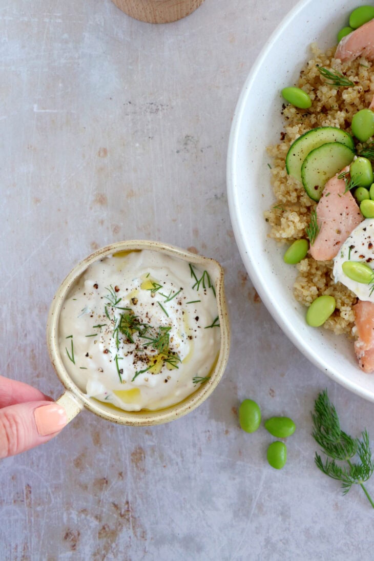 Délicieuse salade tiède de saumon, quinoa et edamame, servie avec un dip de feta à l'aneth. Saine, nutritive et sans gluten.