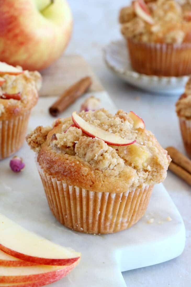 Délicieux muffins aux pommes, moelleux, bien dodus et garnis de pommes tendres et fondantes.