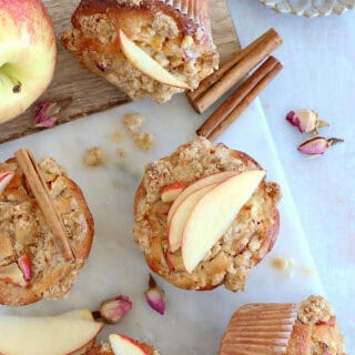 Délicieux muffins aux pommes, moelleux, bien dodus et garnis de pommes tendres et fondantes.