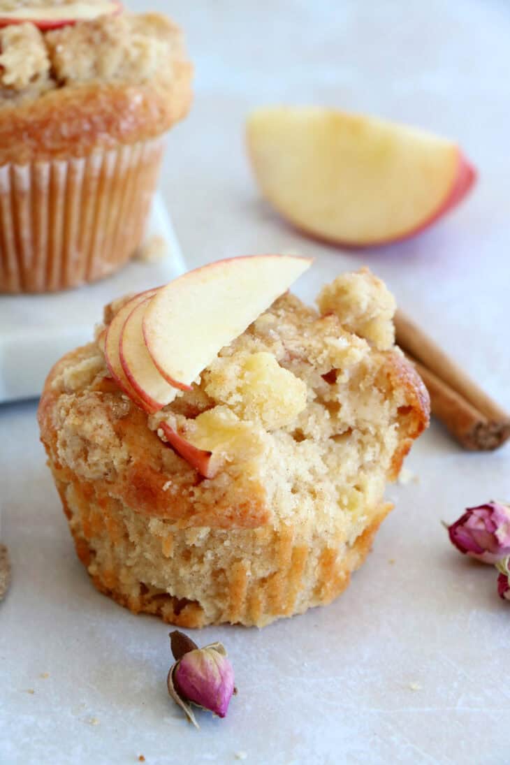 Délicieux muffins aux pommes, moelleux, bien dodus et garnis de pommes tendres et fondantes.