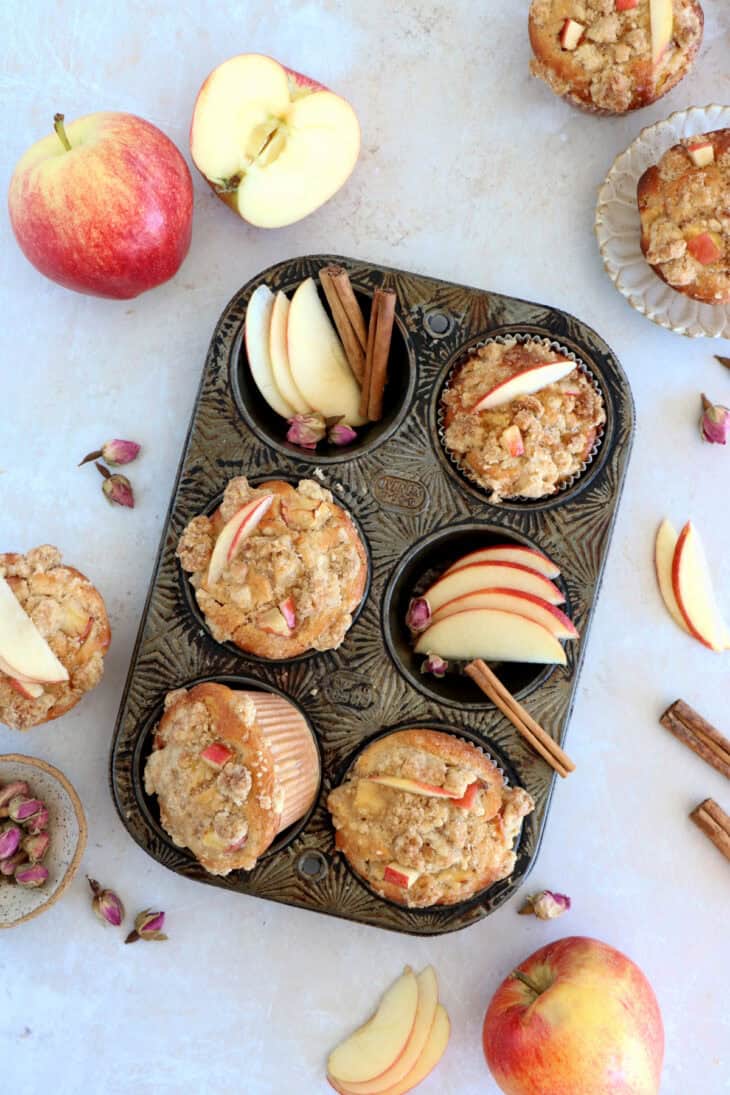 Délicieux muffins aux pommes, moelleux, bien dodus et garnis de pommes tendres et fondantes.