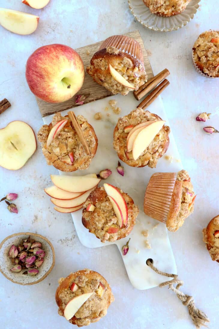 Délicieux muffins aux pommes, moelleux, bien dodus et garnis de pommes tendres et fondantes.