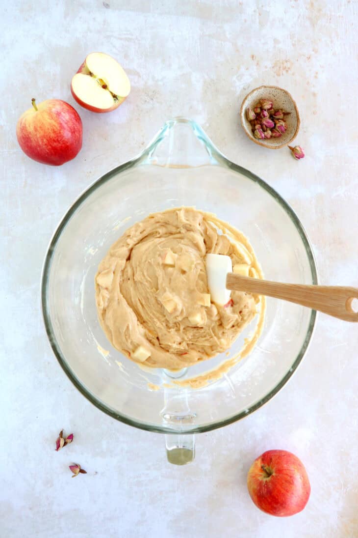 Délicieux muffins aux pommes, moelleux, bien dodus et garnis de pommes tendres et fondantes.