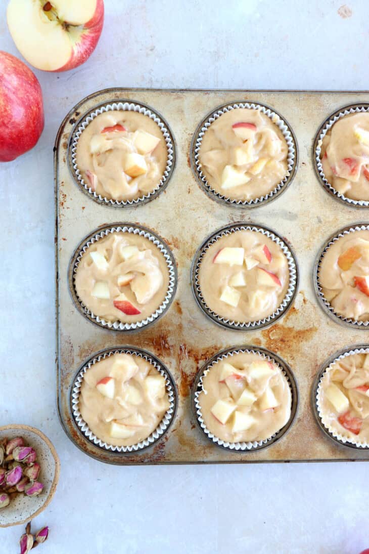 Délicieux muffins aux pommes, moelleux, bien dodus et garnis de pommes tendres et fondantes.