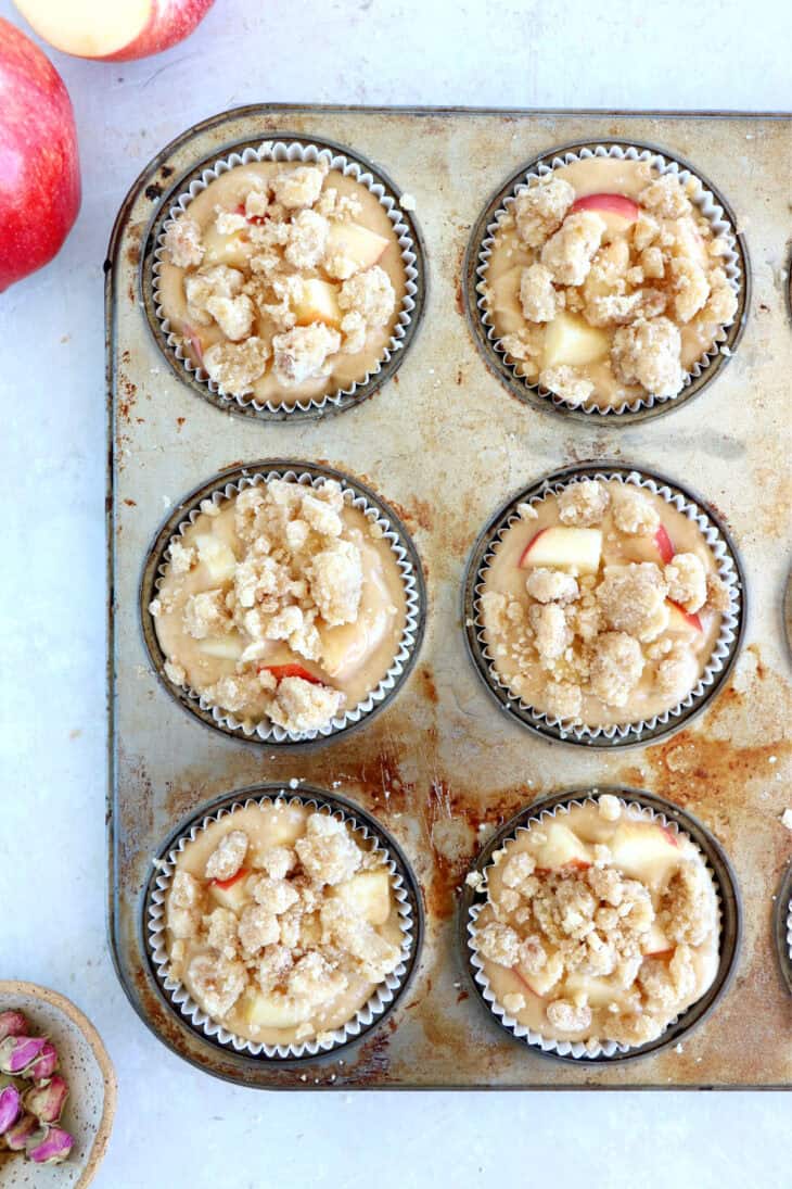 Délicieux muffins aux pommes, moelleux, bien dodus et garnis de pommes tendres et fondantes.