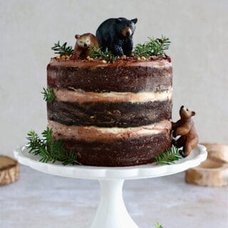 Ce layer cake au chocolat healthy est un fantastique gâteau d'anniversaire réalisé sans farine, sans beurre, et naturellement sucré.