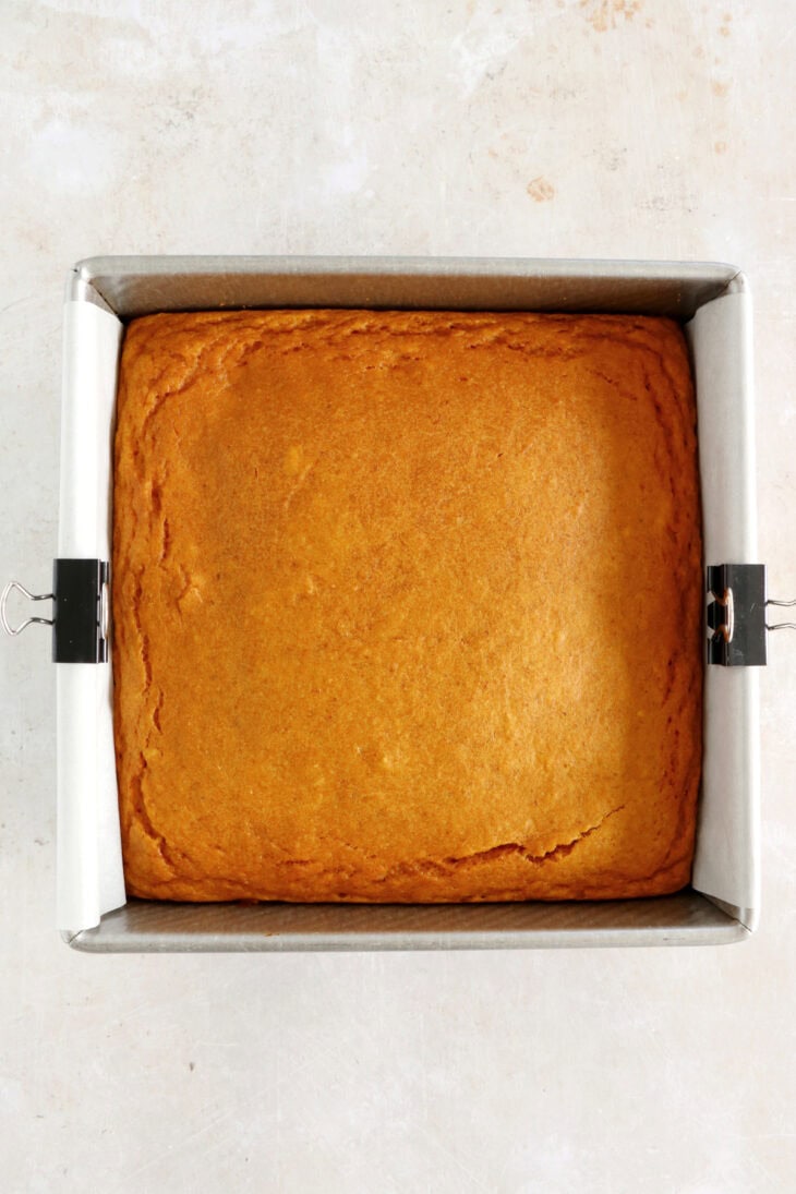 Ce gâteau moelleux à la courge healthy est moelleux à souhait, peu sucré, délicieusement parfumé et d'une simplicité enfantine.