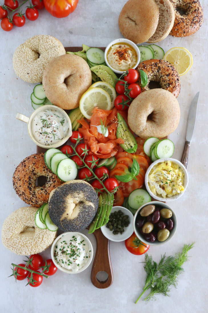 Découvrez le concept de bagel board à travers ce généreux plateau de bagels au saumon fumé. Un brunch convivial et sans effort.