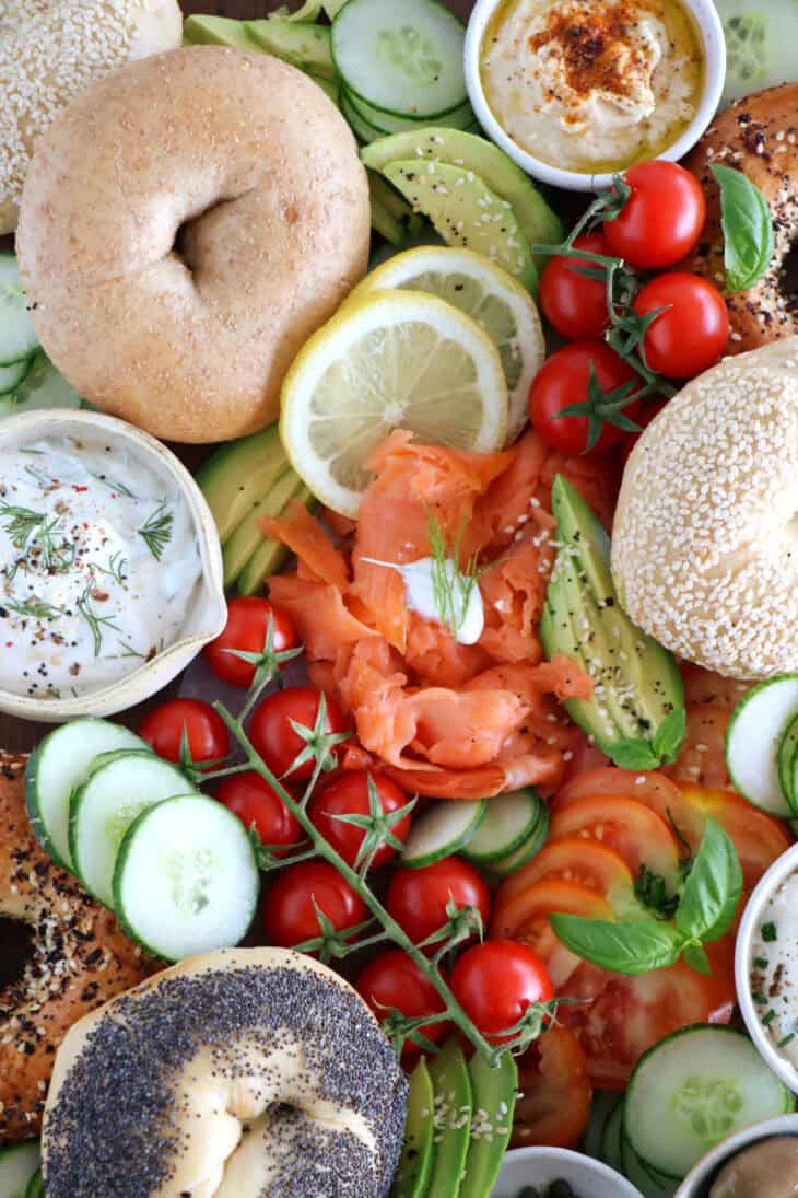 Découvrez le concept de bagel board à travers ce généreux plateau de bagels au saumon fumé. Un brunch convivial et sans effort.