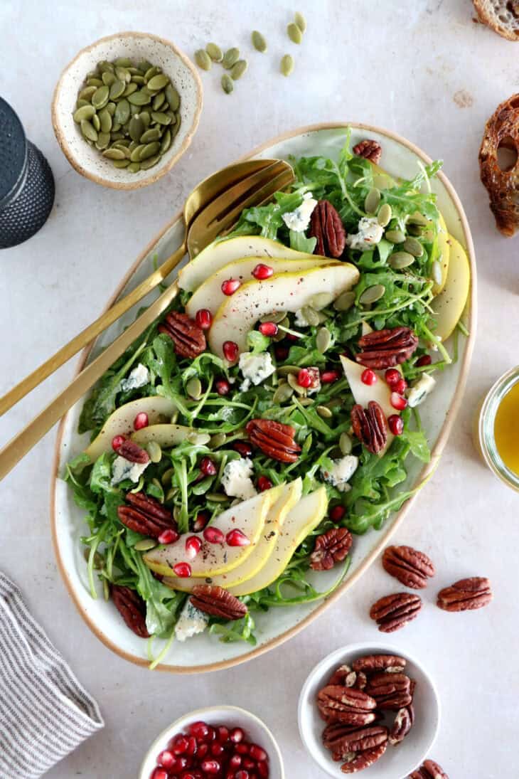 Cette savoureuse salade de poires, roquettes et gorgonzola aux noix de pécan est légère, fruitée et vitaminée.