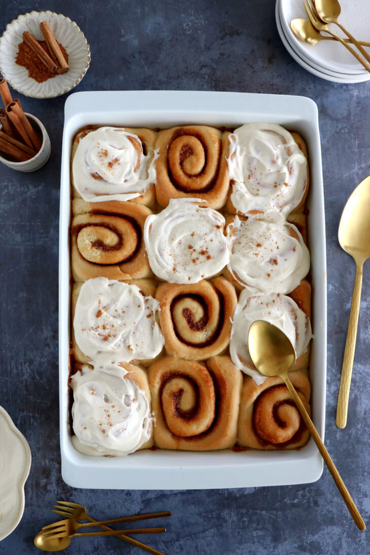 Découvrez la recette des cinnamon rolls américains, moelleux à souhait, parfumés à la cannelle et réhaussés d'un glaçage au cream cheese.