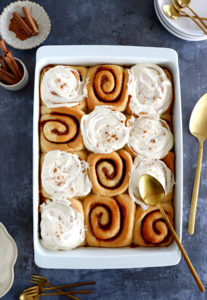 Découvrez la recette des cinnamon rolls américains, moelleux à souhait, parfumés à la cannelle et réhaussés d'un glaçage au cream cheese.