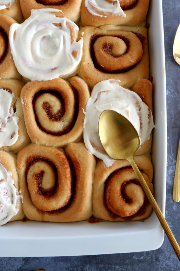 Découvrez la recette des cinnamon rolls américains, moelleux à souhait, parfumés à la cannelle et réhaussés d'un glaçage au cream cheese.