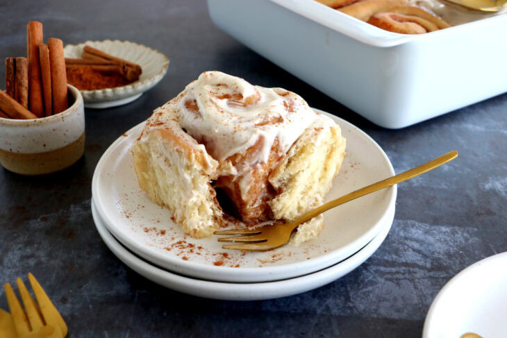 Découvrez la recette des cinnamon rolls américains, moelleux à souhait, parfumés à la cannelle et réhaussés d'un glaçage au cream cheese.