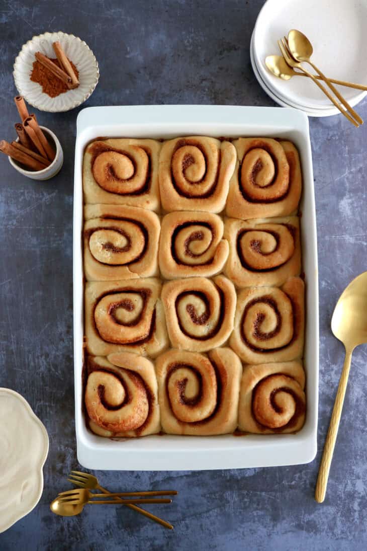 Découvrez la recette des cinnamon rolls américains, moelleux à souhait, parfumés à la cannelle et réhaussés d'un glaçage au cream cheese.