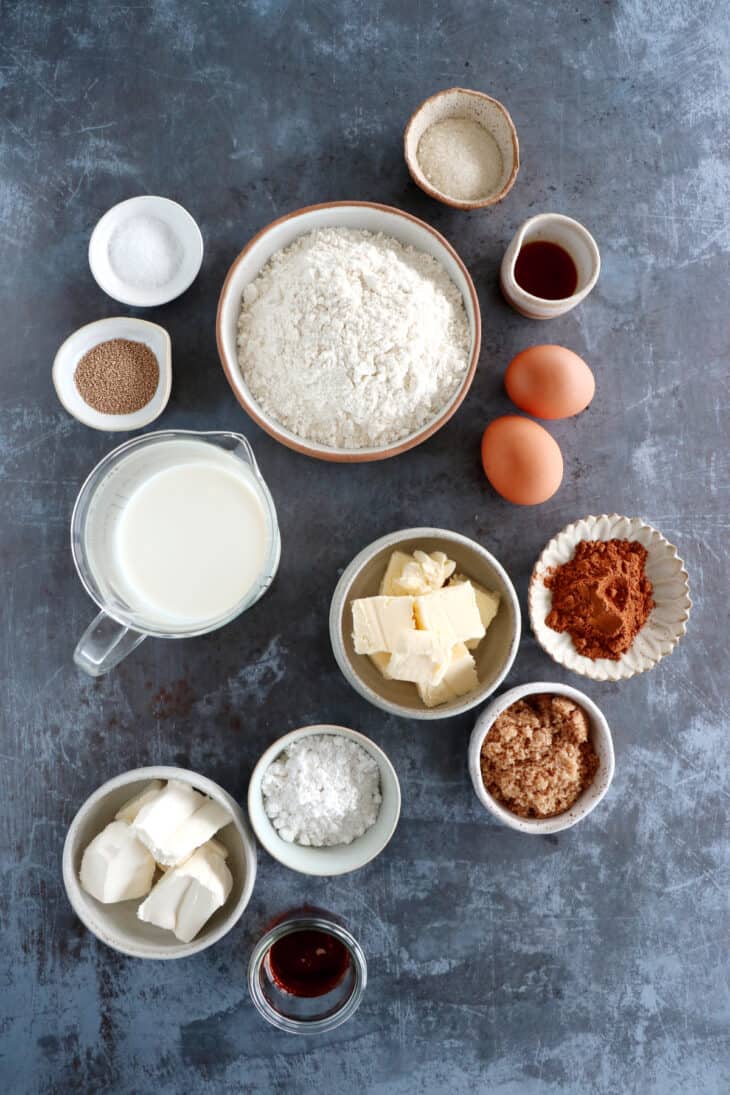 Découvrez la recette des cinnamon rolls américains, moelleux à souhait, parfumés à la cannelle et réhaussés d'un glaçage au cream cheese.