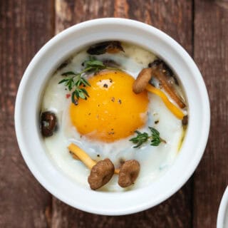 Les oeufs cocotte aux chanterelles, c'est l'alliance de la simplicité et de l'élégance. Entrée de choix pour les fêtes, on les apprécie aussi un soir d'automne ou pour un brunch.