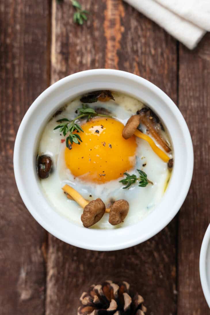 Les oeufs cocotte aux chanterelles, c'est l'alliance de la simplicité et de l'élégance. Entrée de choix pour les fêtes, on les apprécie aussi un soir d'automne ou pour un brunch.