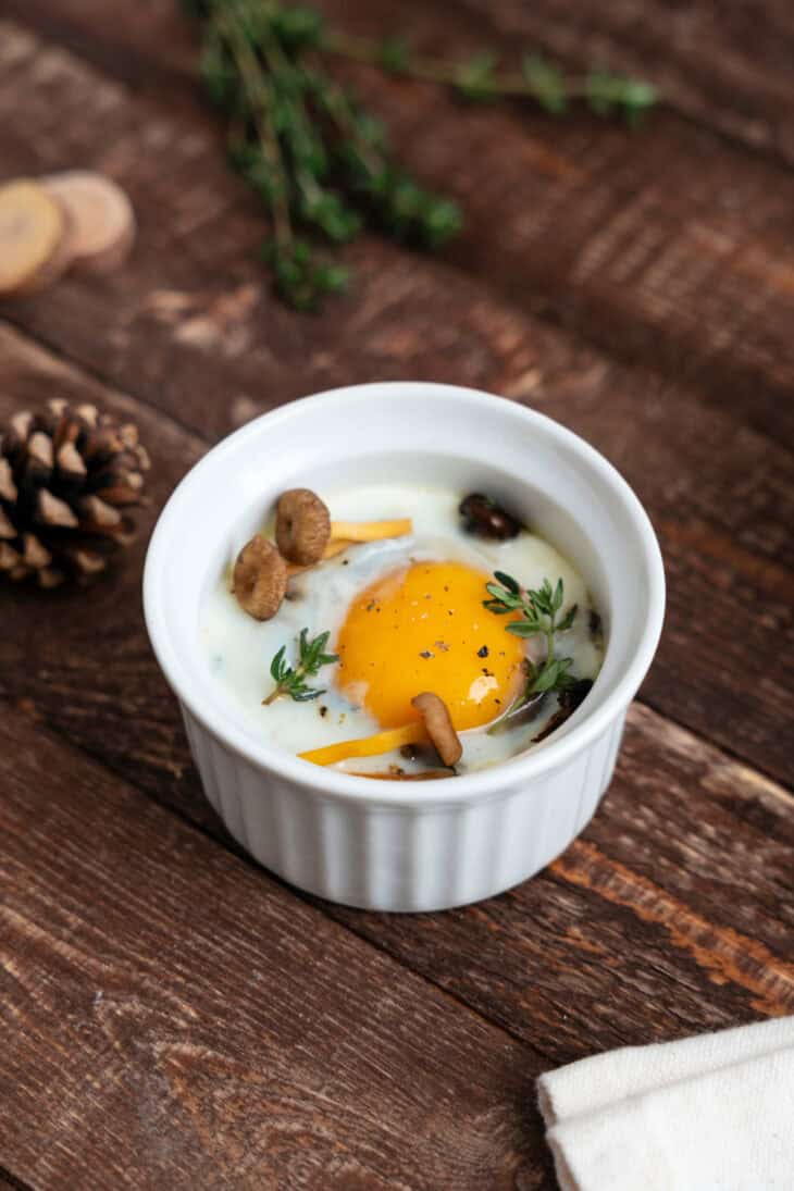 Les oeufs cocotte aux chanterelles, c'est l'alliance de la simplicité et de l'élégance. Entrée de choix pour les fêtes, on les apprécie aussi un soir d'automne ou pour un brunch.