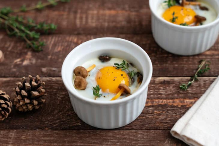 Les oeufs cocotte aux chanterelles, c'est l'alliance de la simplicité et de l'élégance. Entrée de choix pour les fêtes, on les apprécie aussi un soir d'automne ou pour un brunch.