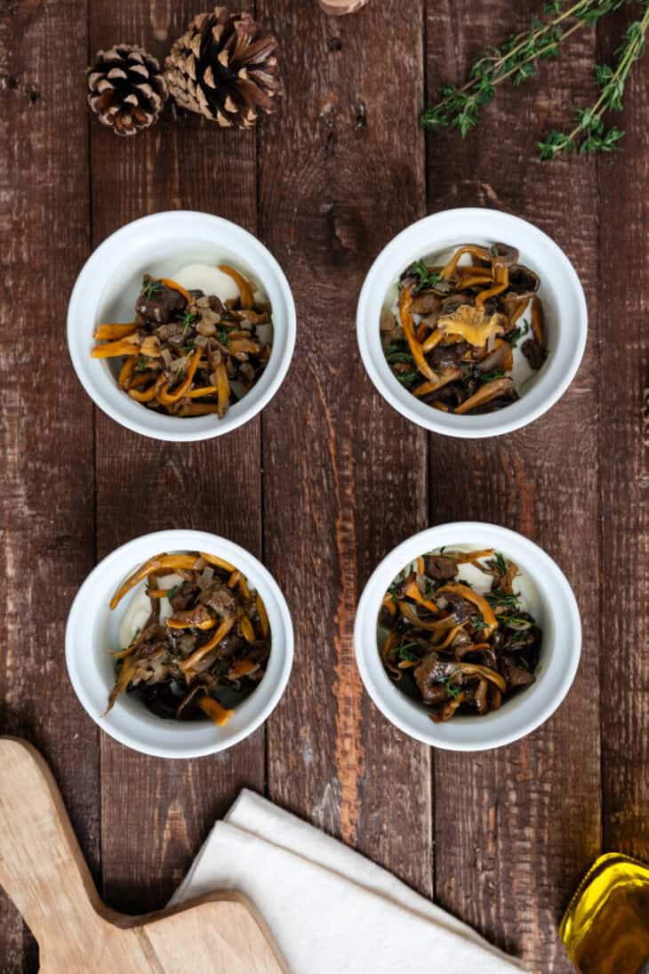 Les oeufs cocotte aux chanterelles, c'est l'alliance de la simplicité et de l'élégance. Entrée de choix pour les fêtes, on les apprécie aussi un soir d'automne ou pour un brunch.