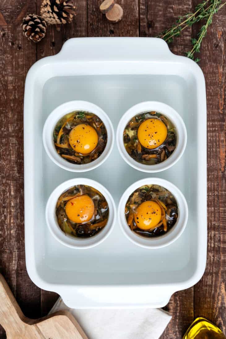 Les oeufs cocotte aux chanterelles, c'est l'alliance de la simplicité et de l'élégance. Entrée de choix pour les fêtes, on les apprécie aussi un soir d'automne ou pour un brunch.