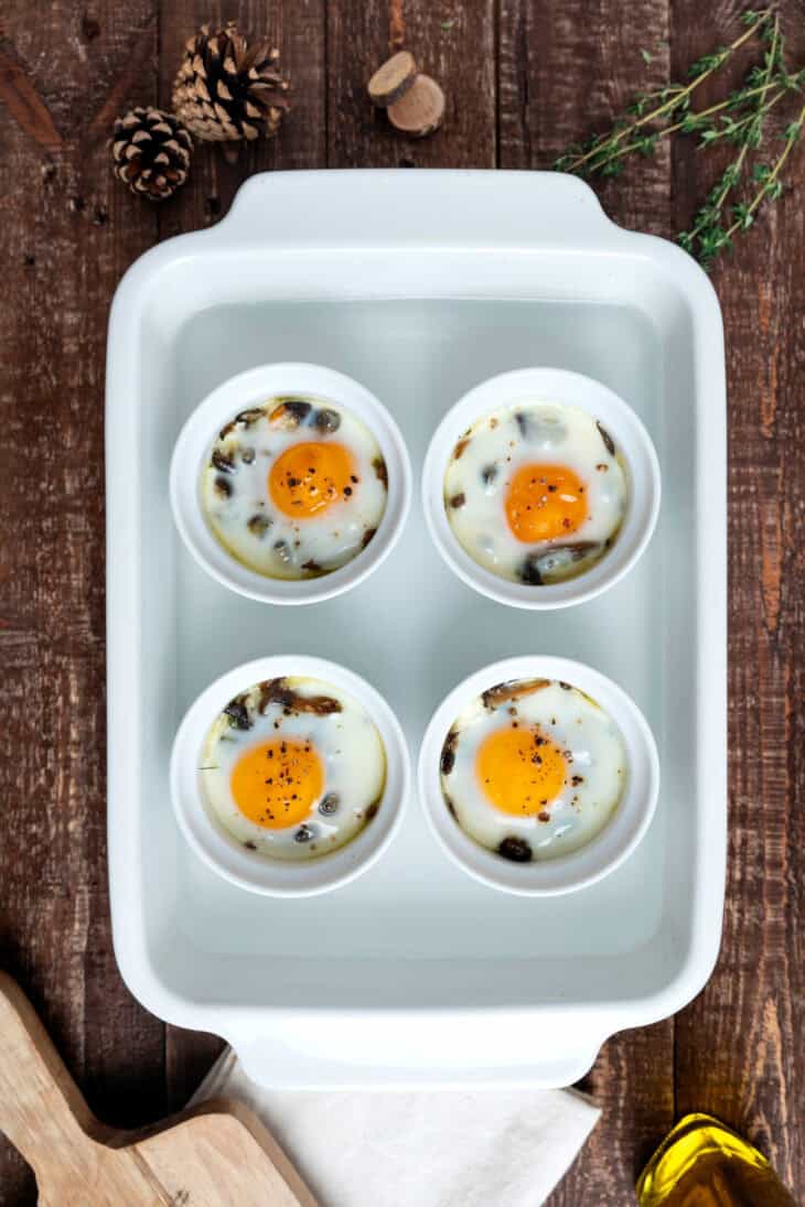 Les oeufs cocotte aux chanterelles, c'est l'alliance de la simplicité et de l'élégance. Entrée de choix pour les fêtes, on les apprécie aussi un soir d'automne ou pour un brunch.