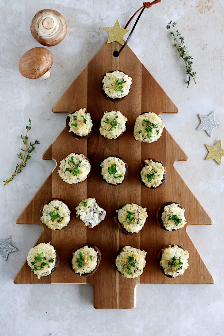 Les champignons farcis au chèvre sont une idée apéritive à la fois simple et très festive, qui fait toujours sont petit effet pour les fêtes.