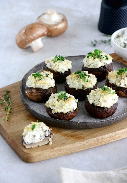 Les champignons farcis au chèvre sont une idée apéritive à la fois simple et très festive, qui fait toujours sont petit effet pour les fêtes.