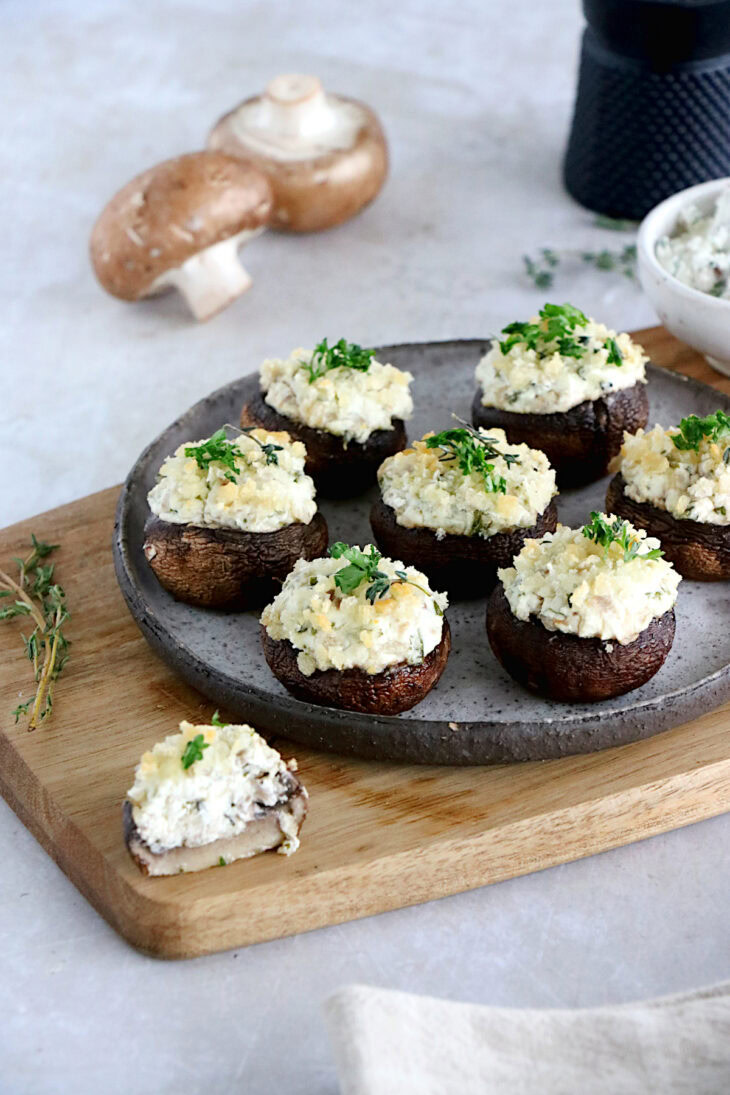 Les champignons farcis au chèvre sont une idée apéritive à la fois simple et très festive, qui fait toujours sont petit effet pour les fêtes.