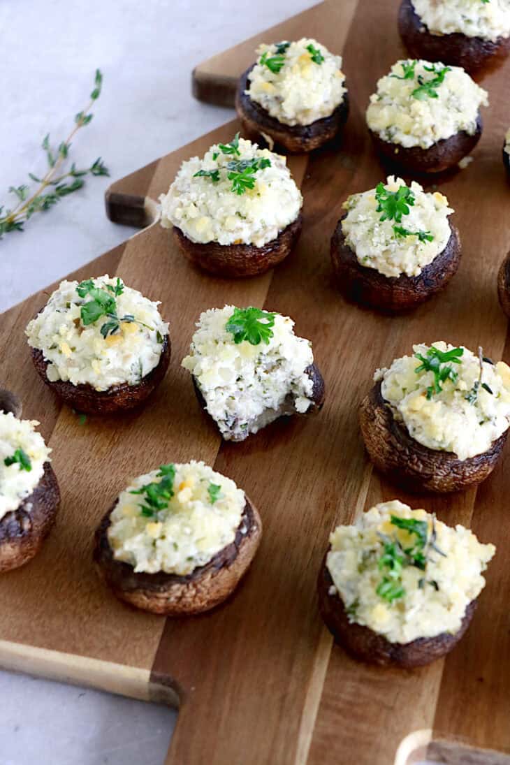 Les champignons farcis au chèvre sont une idée apéritive à la fois simple et très festive, qui fait toujours sont petit effet pour les fêtes.