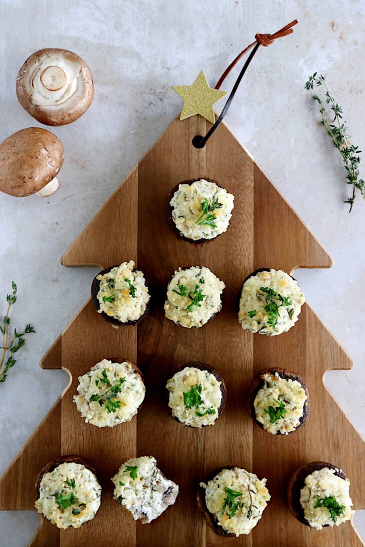 Les champignons farcis au chèvre sont une idée apéritive à la fois simple et très festive, qui fait toujours sont petit effet pour les fêtes.