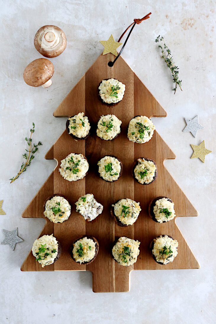 Les champignons farcis au chèvre sont une idée apéritive à la fois simple et très festive, qui fait toujours sont petit effet pour les fêtes.