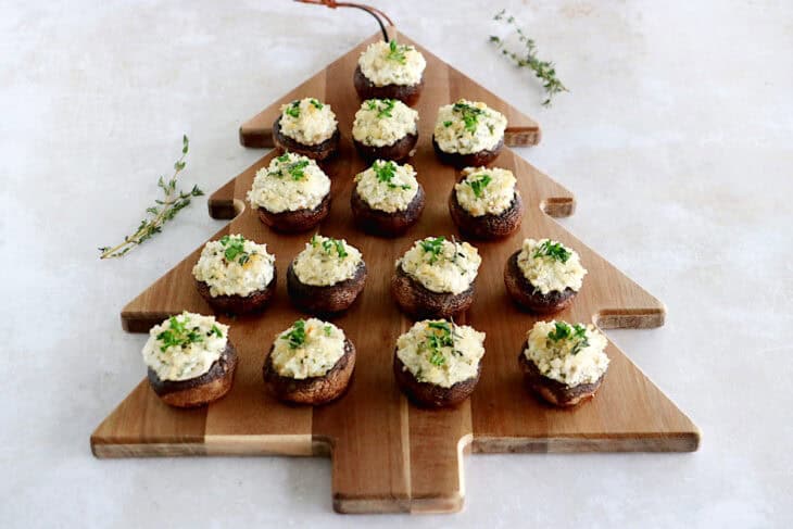 Les champignons farcis au chèvre sont une idée apéritive à la fois simple et très festive, qui fait toujours sont petit effet pour les fêtes.