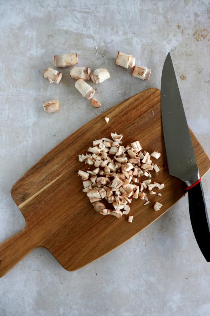 Les champignons farcis au chèvre sont une idée apéritive à la fois simple et très festive, qui fait toujours sont petit effet pour les fêtes.